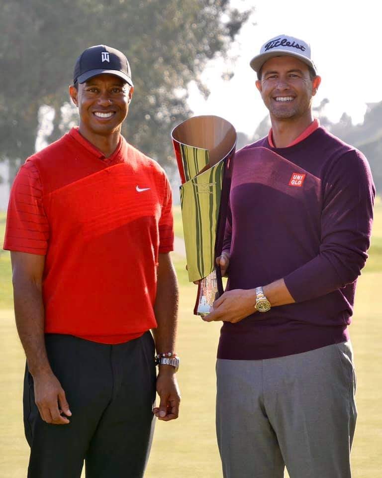Tiger Woods (trái -nhà tổ chức giải) cùng tân vương Adam Scott
