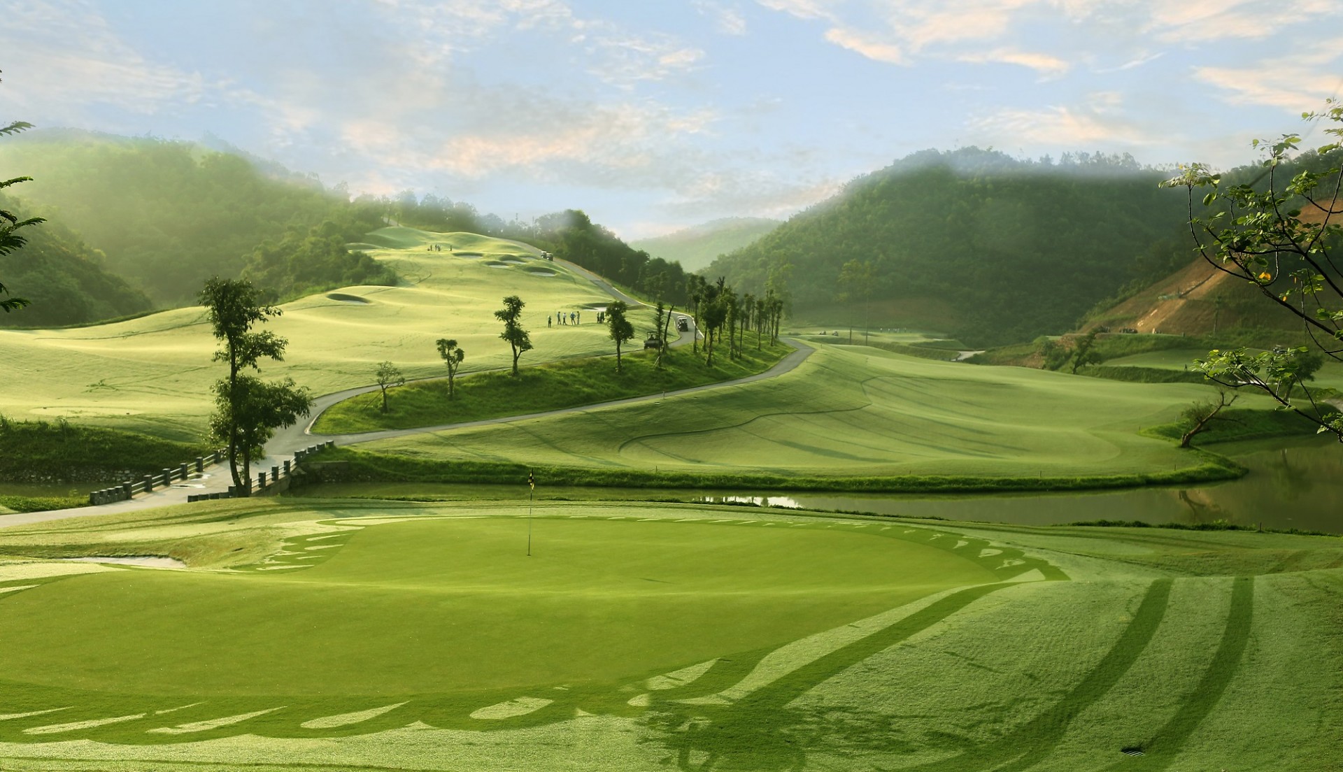 Geleximco Hilltop Valley Golf Club được giới chuyên môn đánh giá là một trong những sân golf có địa hình khó và đẹp nhất Việt Nam.