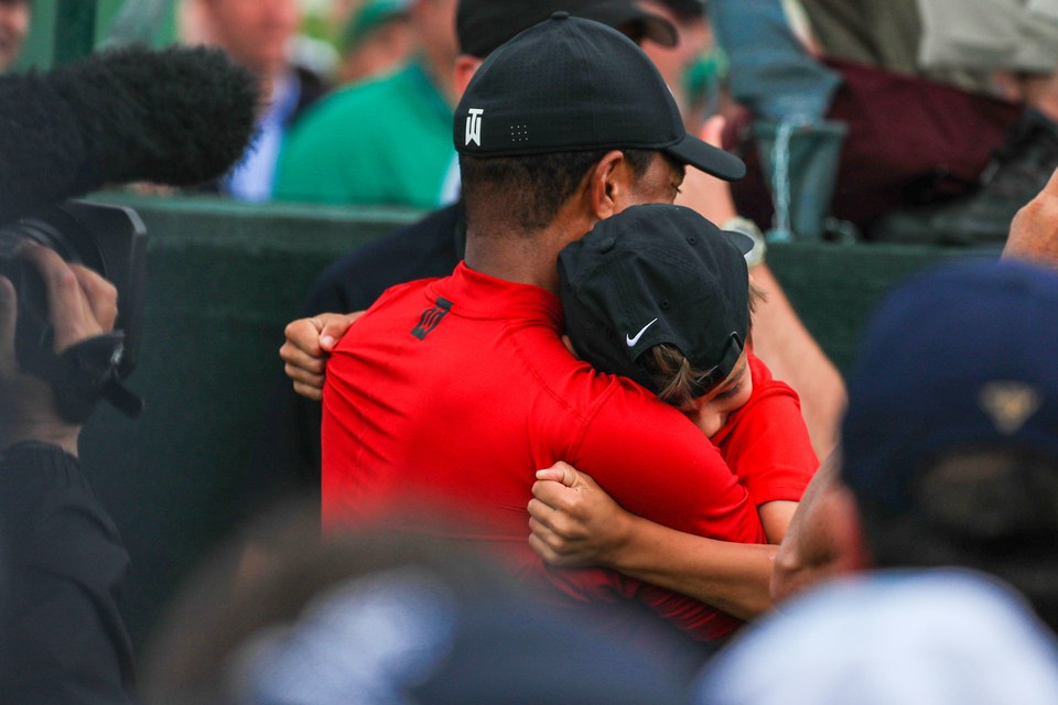 Khoảnh khắc Tiger Woods giành chiến thắng tại Masters 2020. (Ảnh: Getty Images)
