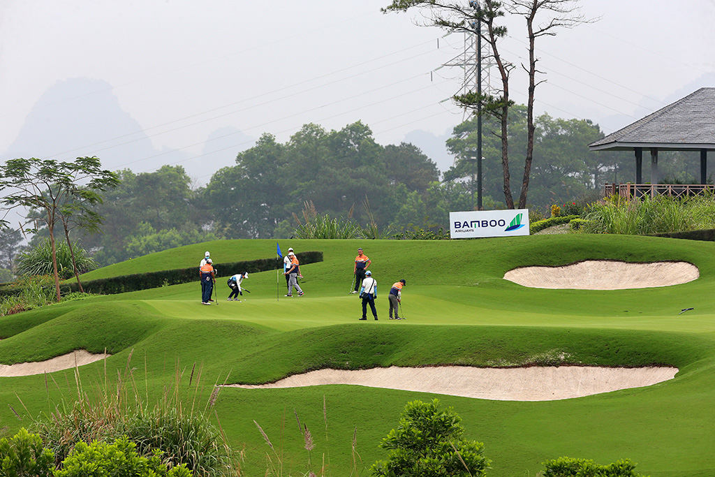 Golfer trình diễn trên sân FLC Golf Club Ha Long