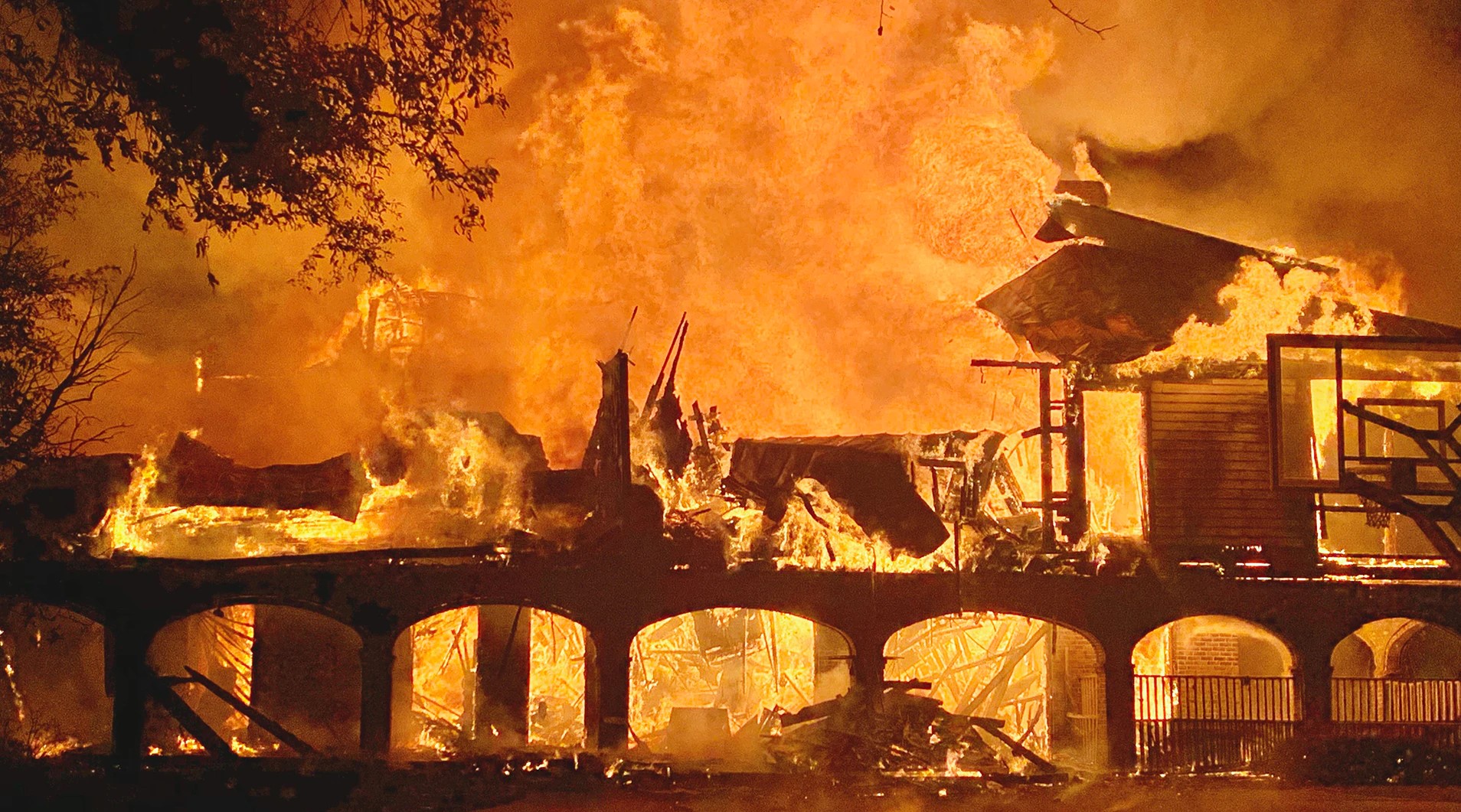 Toàn cảnh hiện trường vụ cháy. (Ảnh: Getty Images)