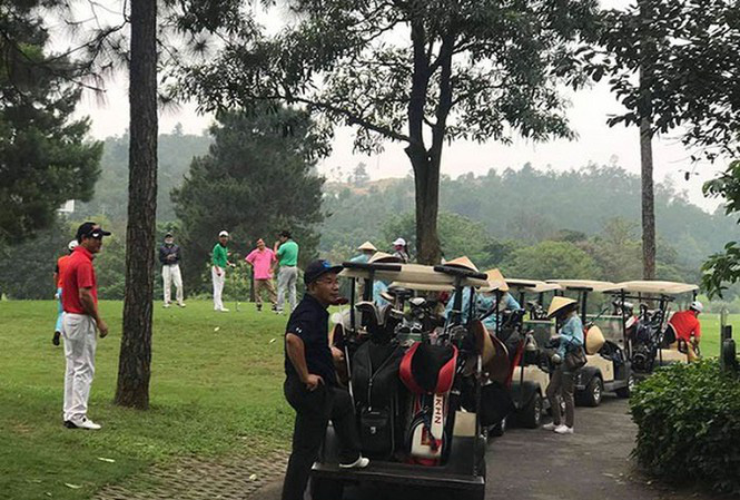 Cảnh tắc nghẽn tại sân golf Tam Đảo với hình ảnh các golfer không tuân thủ đúng các quy định cách ly. (Nguồn: tienphong.vn)
