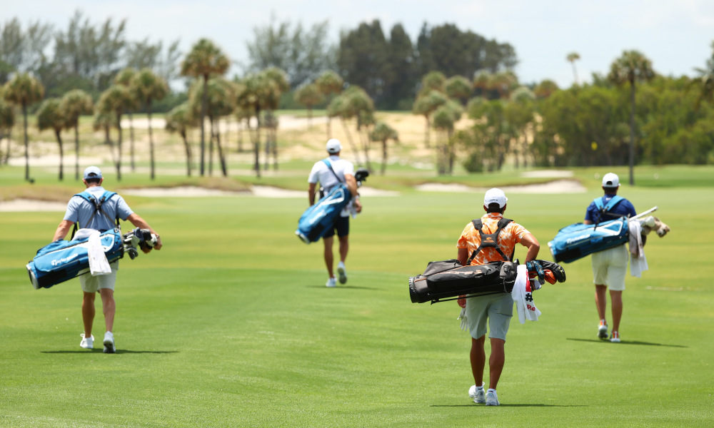 Các golfer không được sử dụng caddie để tuân thủ chỉ thị giãn cách xã hội