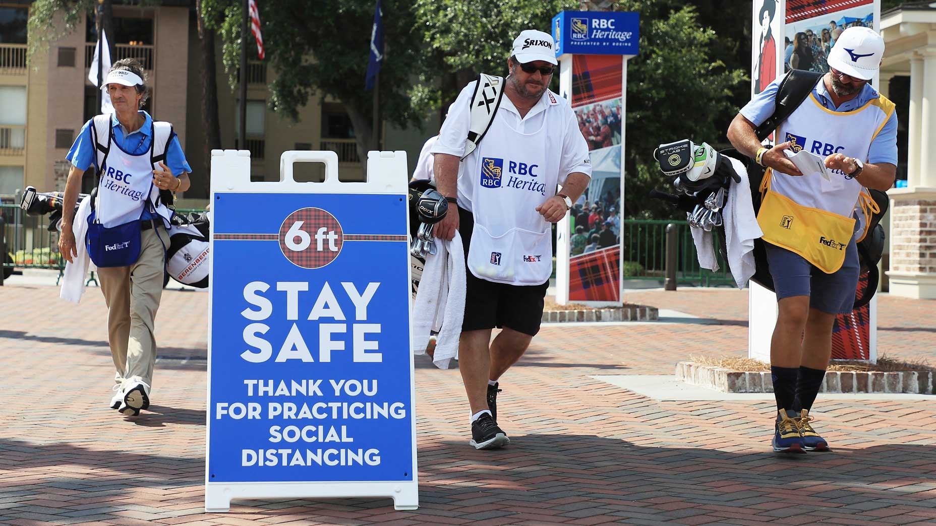 PGA Tour yêu cầu mọi người giữ khoảng cách tối thiếu 6 feet