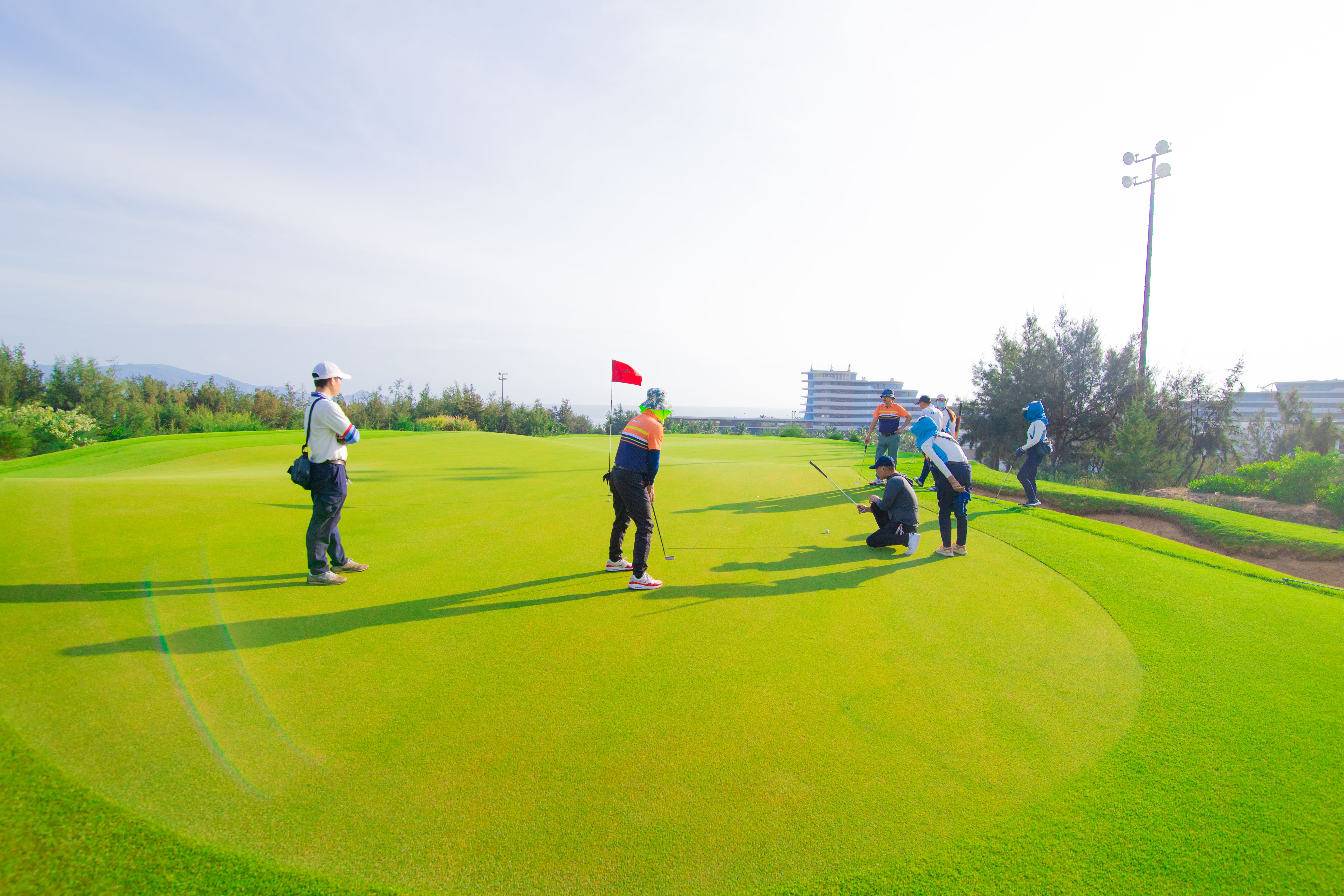 Golfer thi đấu trên sân FLC Golf Links Quy Nhon