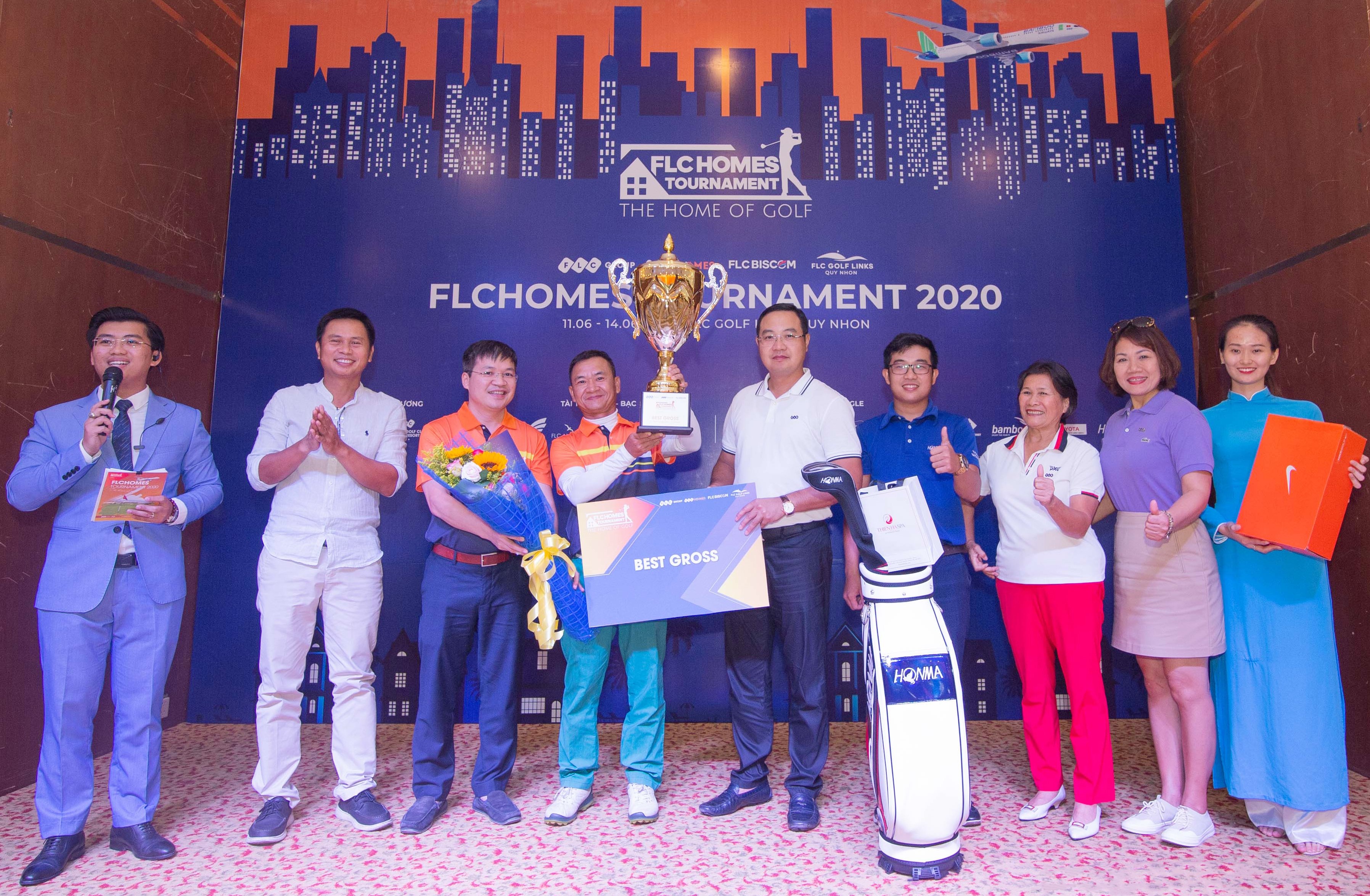 Ban tổ chức trao giải cho nhà vô địch FLCHomes Tournament 2020