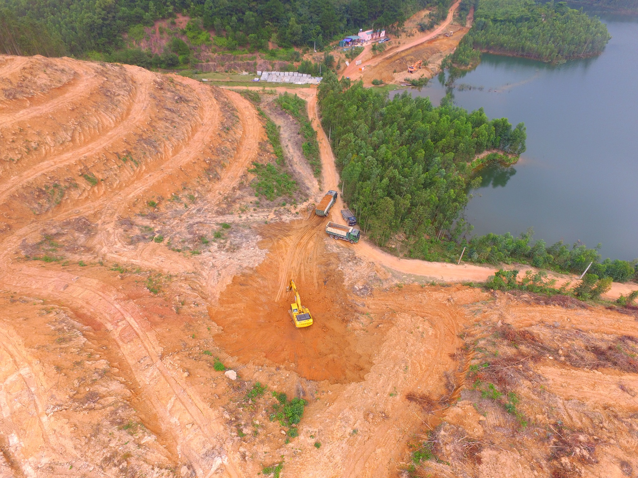 Công ty CP Nam Tam Đảo trả lời rằng đang giải phóng mặt bằng và làm đường vào dự án...