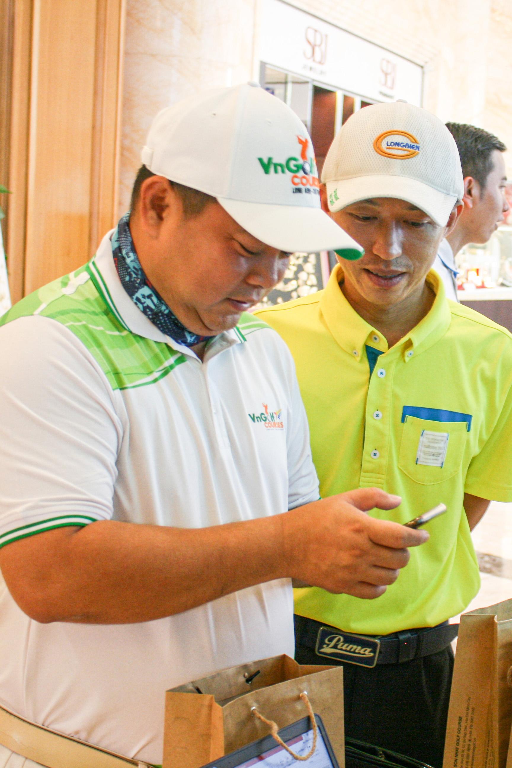 Các golfer hào hứng cài đặt App tại Giải Golf  ra mắt App VnGolf Courses
