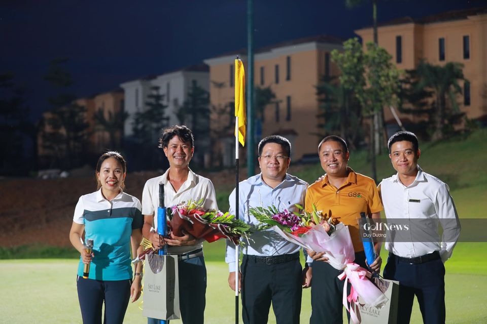 3 người ở giữa từ trái qua phải: Golfer Bùi Mạnh Cường, ông Nguyễn Văn Nam - Giám đốc sân golf Sky Lake, golfer Nguyễn Hồng Đức (Ảnh: Golfnews)