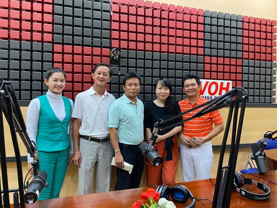 Từ trái qua phải: Nhi, ông Nguyễn Thanh Vân, ông Đoàn Thuận, bà Thuý Hồng (VOH), ông Nguyễn Văn Thống