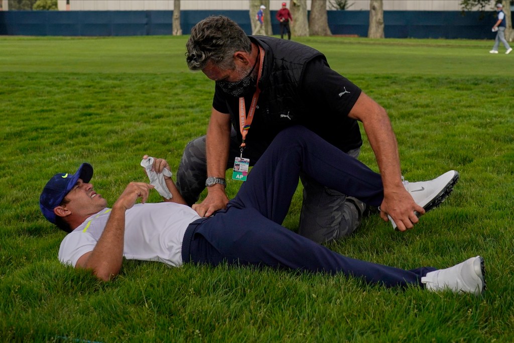 Brooks Koepka phải nhận chăm sóc ý tế giữa giải PGA Championship