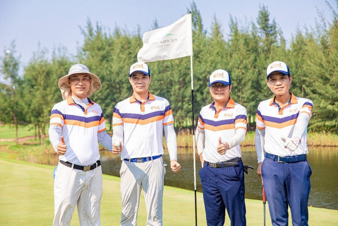 Golfer Nguyễn Thanh Anh (thứ hai từ trái sang) cùng các golfer chia sẻ niềm vui