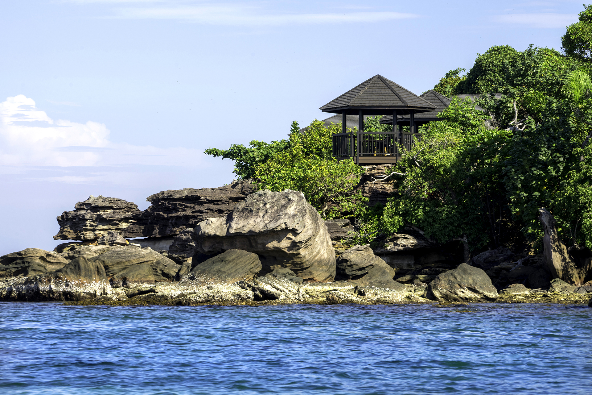 Mỗi bước du khách tiến gần hơn đến Nam Nghi Phú Quốc là một đảo “thiên đường” thơ mộng dần hiện ra trên mặt biển xanh biếc. Tại đây, tâm hồn cảm thụ cuộc sống của Qúy khách sẽ được đánh thức bằng mọi giác quan tại villa của riêng mình.
