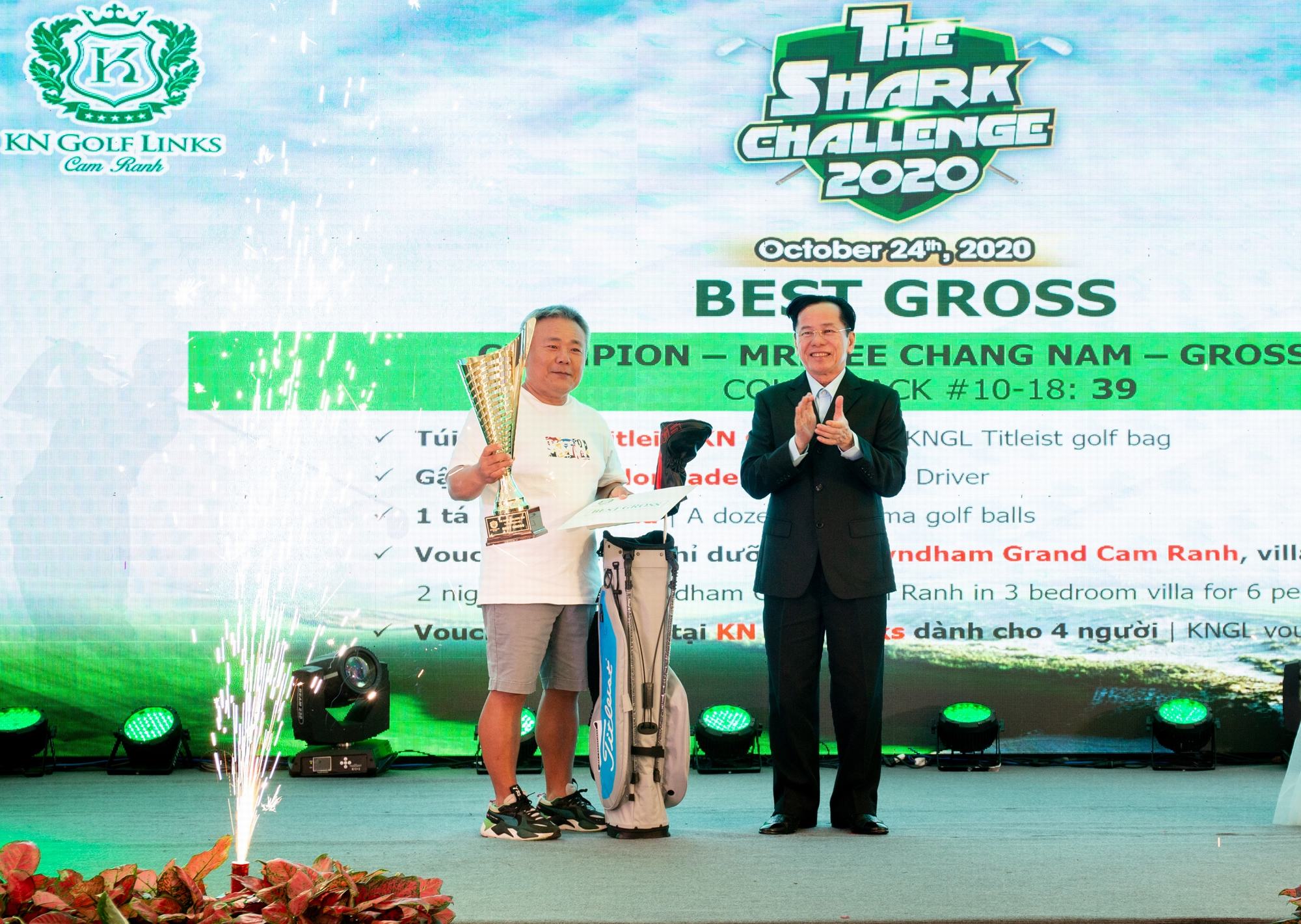 Golfer Lee Chang Nam (trái) vô địch với 79 gậy