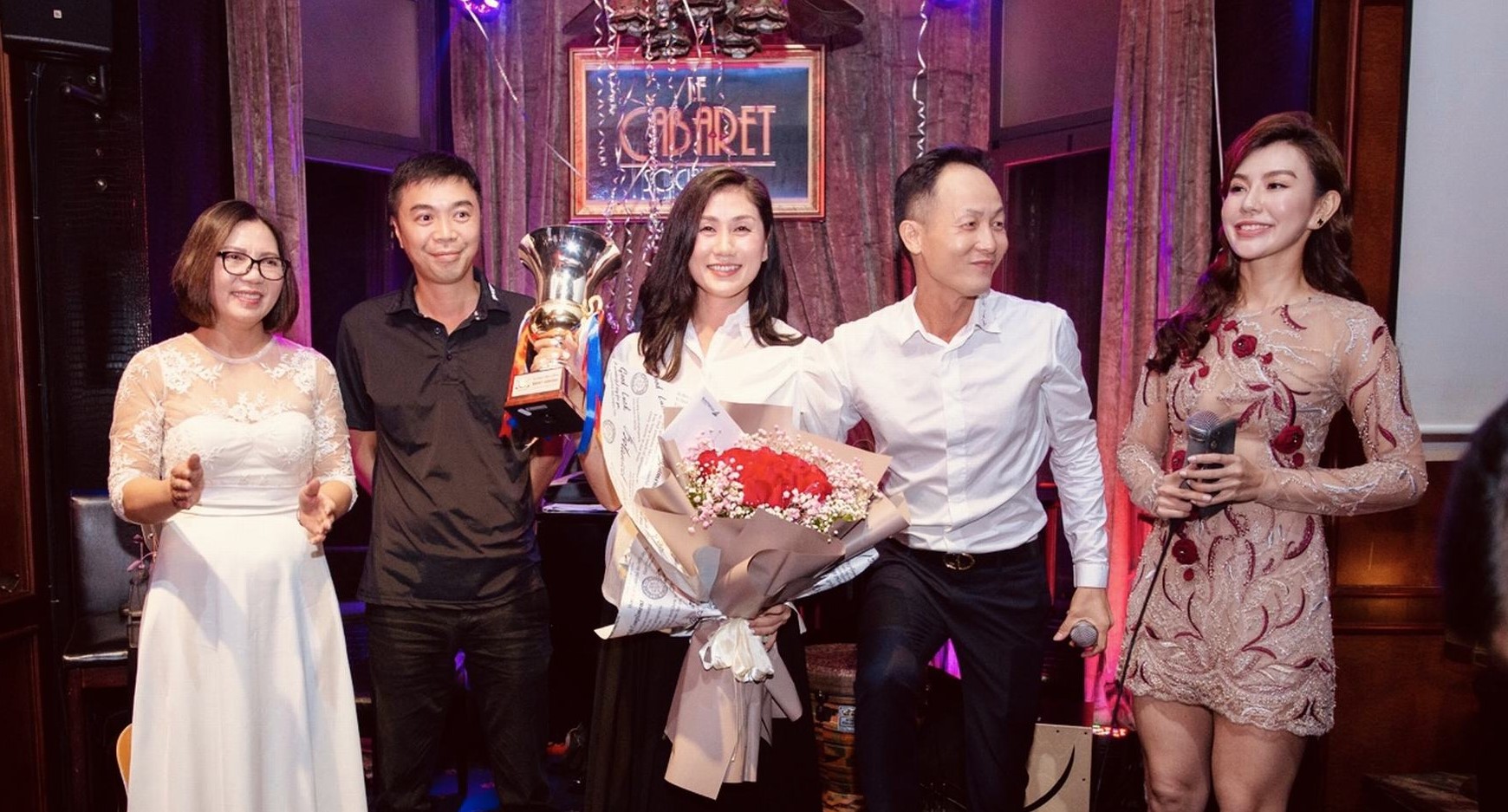 Golfer nữ Phạm Minh Chi (giữa) vô địch với 75 gậy