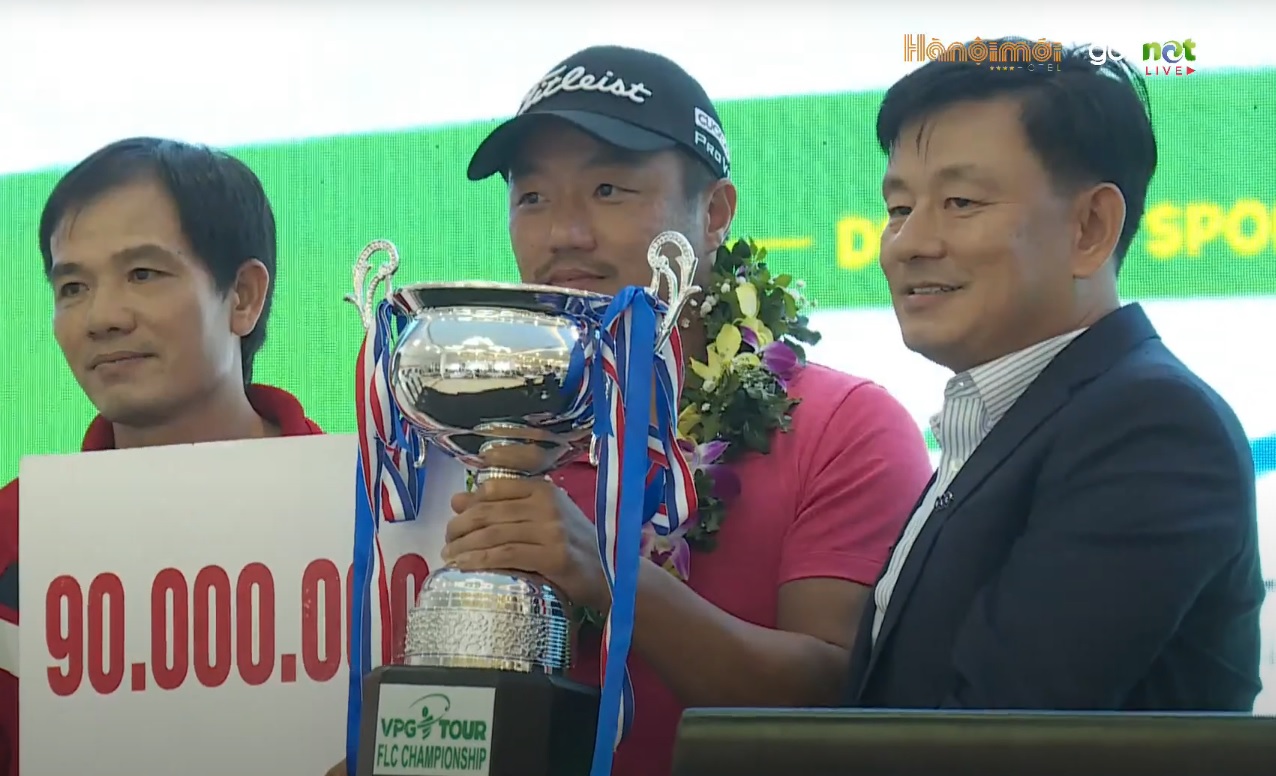 Park Sang Ho (giữa) vô địch với tổng điểm +6