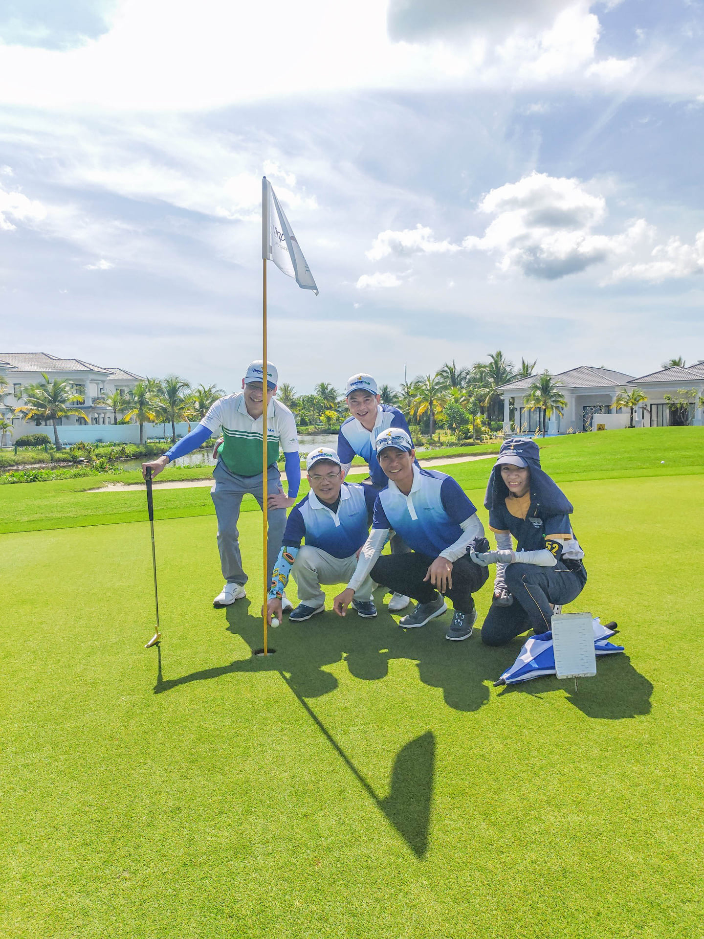 Nhóm cùng chơi golfer Phạm Văn Chất ăn mừng cú HIO