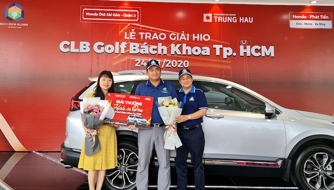 Ông Hồ Minh Trí (bên phải), Chủ tịch Phát Tiến kiêm Phó Chủ tịch BKA trao chiếc ô tô Honda CRV Sensing 2020 cho golfer Đỗ Quang Huy đạt thành tích HIO tại Giải golf CLB Đại học Bách khoa 2020.