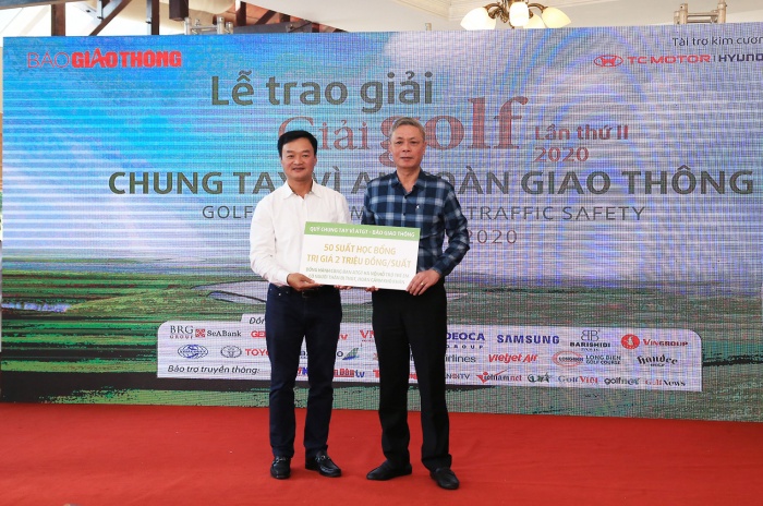 Trích Quỹ Chung tay Vì An toàn giao thông, ông Nguyễn Bá Kiên trao 50 suất học bổng hỗ trợ trẻ em có thân nhân bị tai nạn giao thông cho Ban ATGT TP Hà Nội