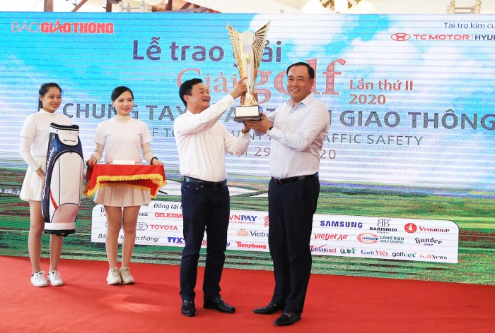 Ông Nguyễn Bá Kiên, Tổng Biên tập Báo Giao thông, Trưởng Ban Tổ chức Giải golf Chung tay vì ATGT lần thứ 2 năm 2020 trao cúp vô địch và quà cho golfer Hoàng Quân