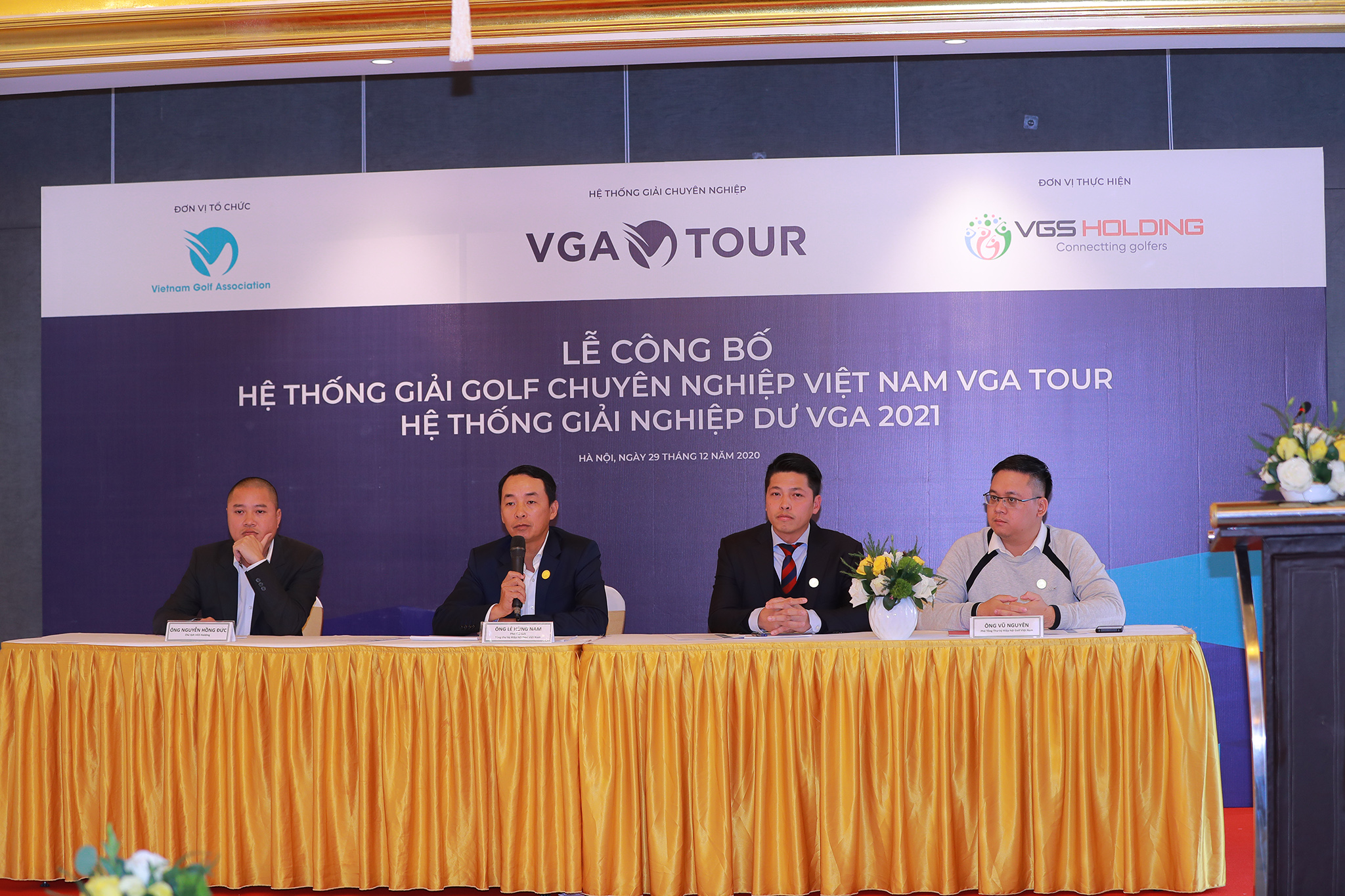 Từ trái qua phải: Ông Nguyễn Hồng Đức (Chủ tịch VGS Group) - Ông Lê Hùng Nam (Tổng Thư ký VGA) - Ông Nguyễn Thái Dương (Chuyên viên Golf-Tổng cục TDTT) - Ông Vũ Nguyên (Chủ tịch Hội đồng Trọng tài)