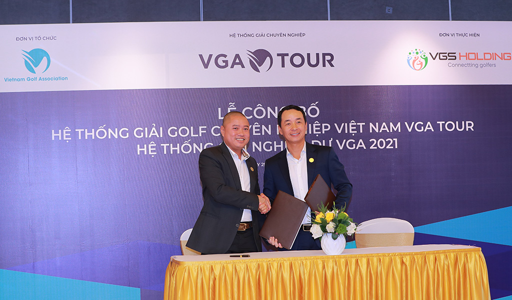 Ông Lê Hùng Nam - Tổng Thư ký VGA (phải), và Ông Nguyễn Hồng Đức - Chủ tịch VGS Group (trái), ký kết thoả thuận hợp tác.