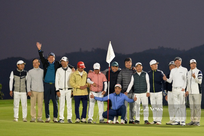 Golfer Nguyễn Thanh Hưng ăn mừng HIO