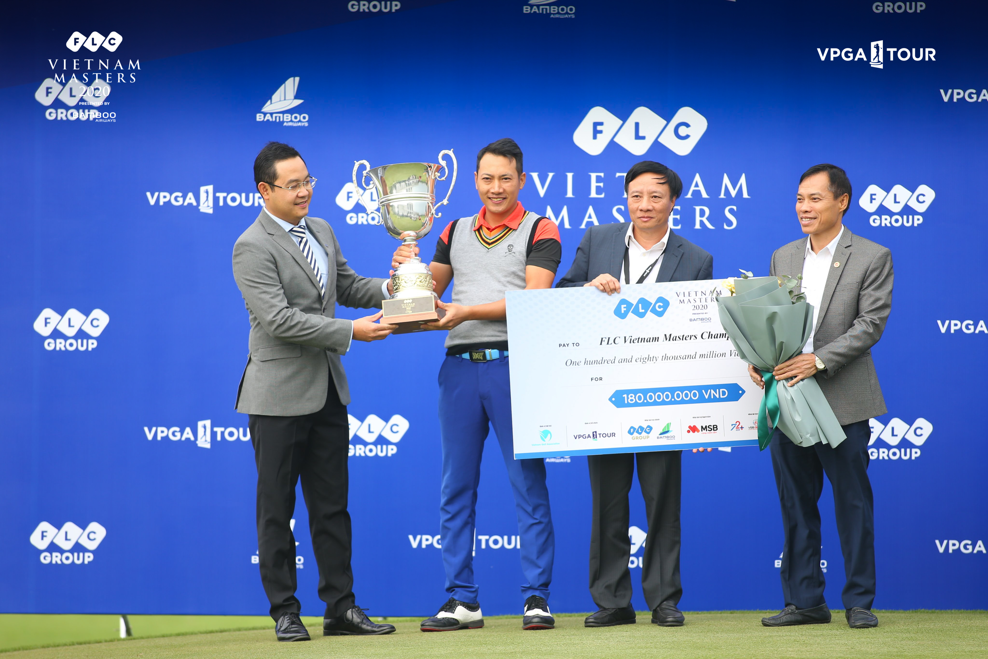 Phó TGĐ Tập đoàn FLC, TGĐ FLC Biscom - ông Đỗ Việt Hùng (ngoài cùng trái), trao cúp vô địch cho golfer Đỗ Hồng Giang