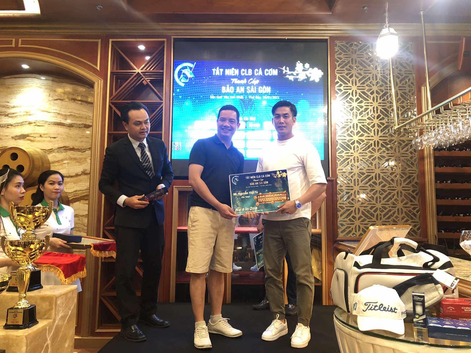 Chiều 1-2, đại diện của VGS Southern, thành viên VGS Group và cũng là đối tác phân phối dịch vụ HIO của VGS Sport đã có buổi trao giải thưởng cho golfer Hứa Thành Văn tại văn phòng PVI khu vực phía Nam