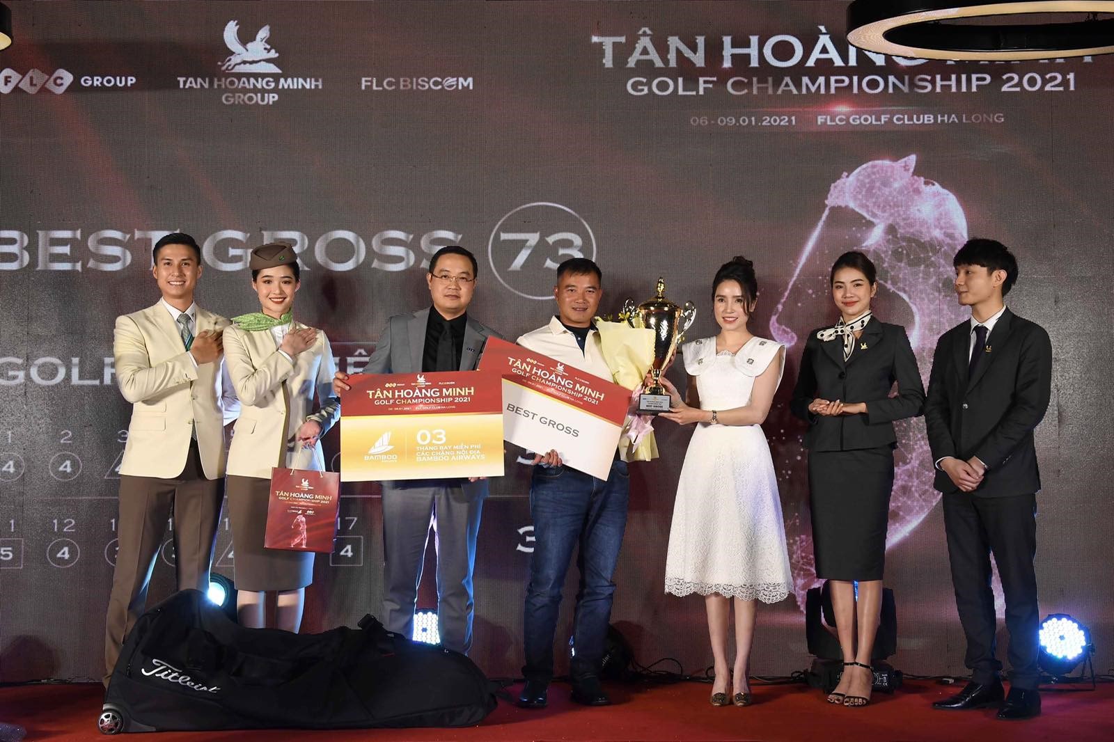 Golfer Lê Việt Dũng nâng cup vô địch giải Tân Hoàng Minh Golf Championship 2021