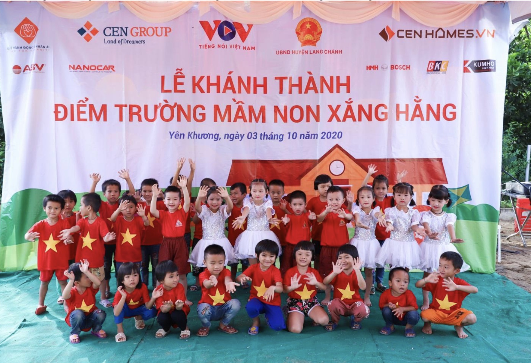 Trong ảnh là hình ảnh các em nhỏ vui cười hạnh phúc trong ngày khánh thành ngôi trường mới - Điểm trường mầm non Xắng Hằng, xã Yên Khương, huyện Lang Chánh, tỉnh Thanh Hóa.