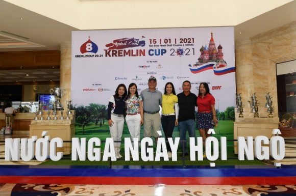 Ông Trịnh Thanh Chương (đội mũ) - Trưởng BTC chào đón các golfer dự giải (Ảnh: Quang Thắng)