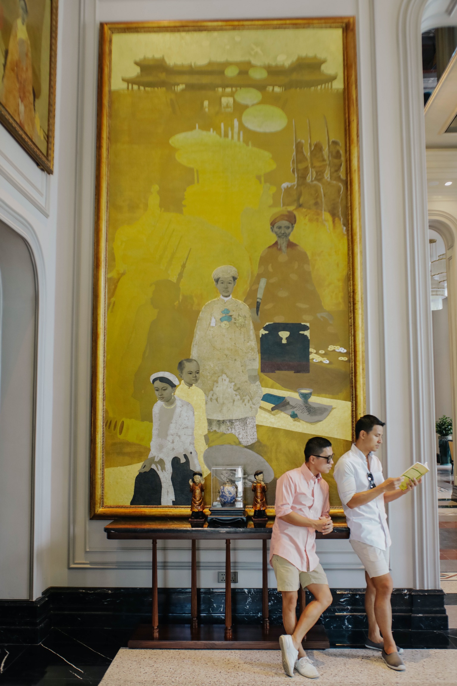 Nhà thiết kế Adrian Anh Tuấn & Sơn Đoàn thả dáng cùng bộ sưu tập tranh tại Silk Path Grand Huế