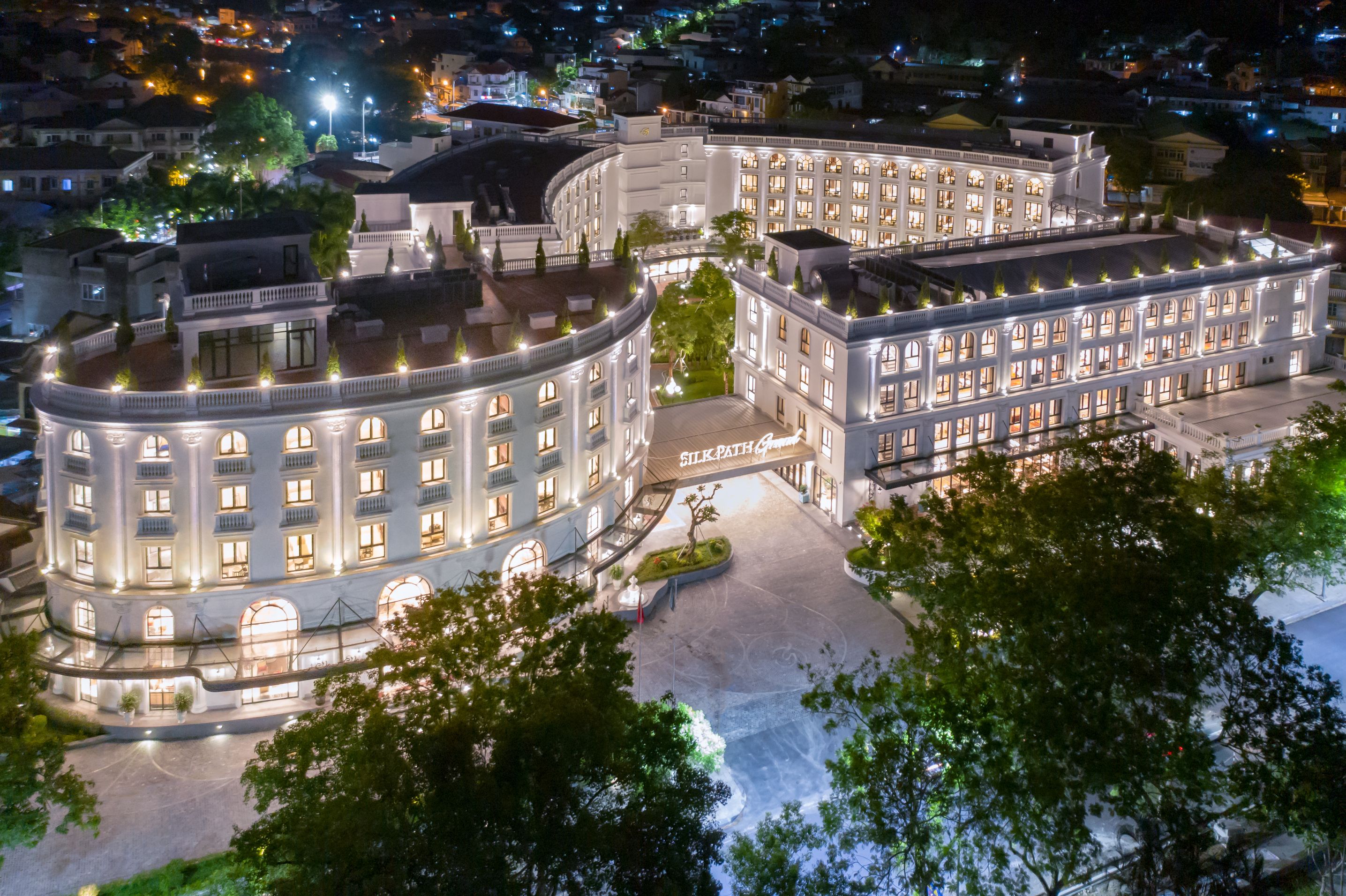 Silk Path Grand Huế Hotel & Spa lộng lẫy về đêm