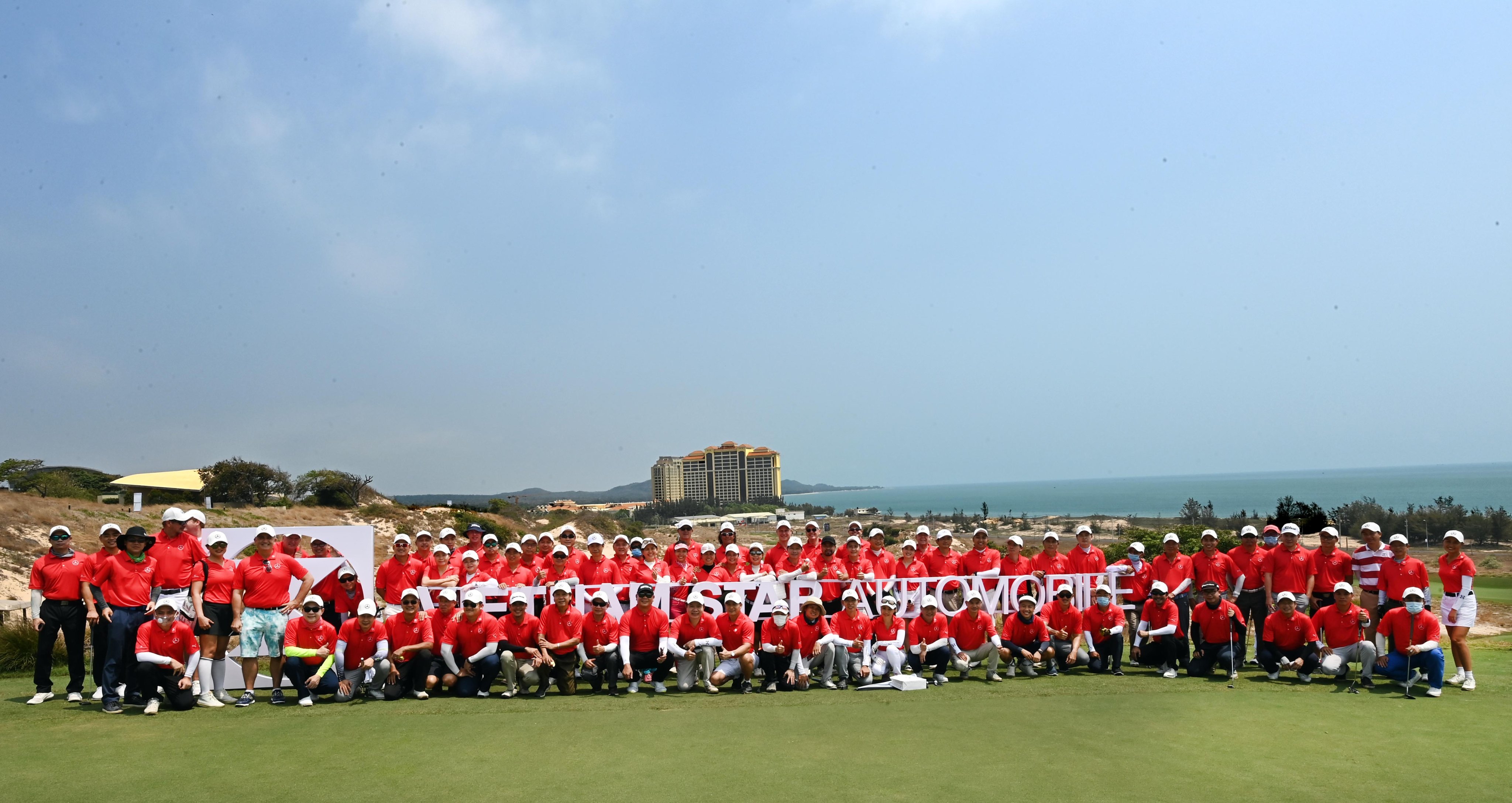 Hơn 100 golfer tham gia tranh tài tại The Bluffs Hồ Tràm Strip