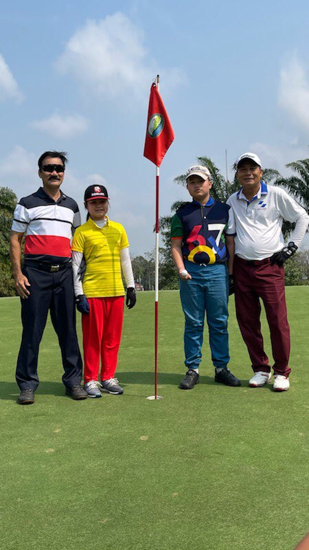 Em Võ Quốc Trung (đứng thứ 3 từ bên trái sang) và gia đình