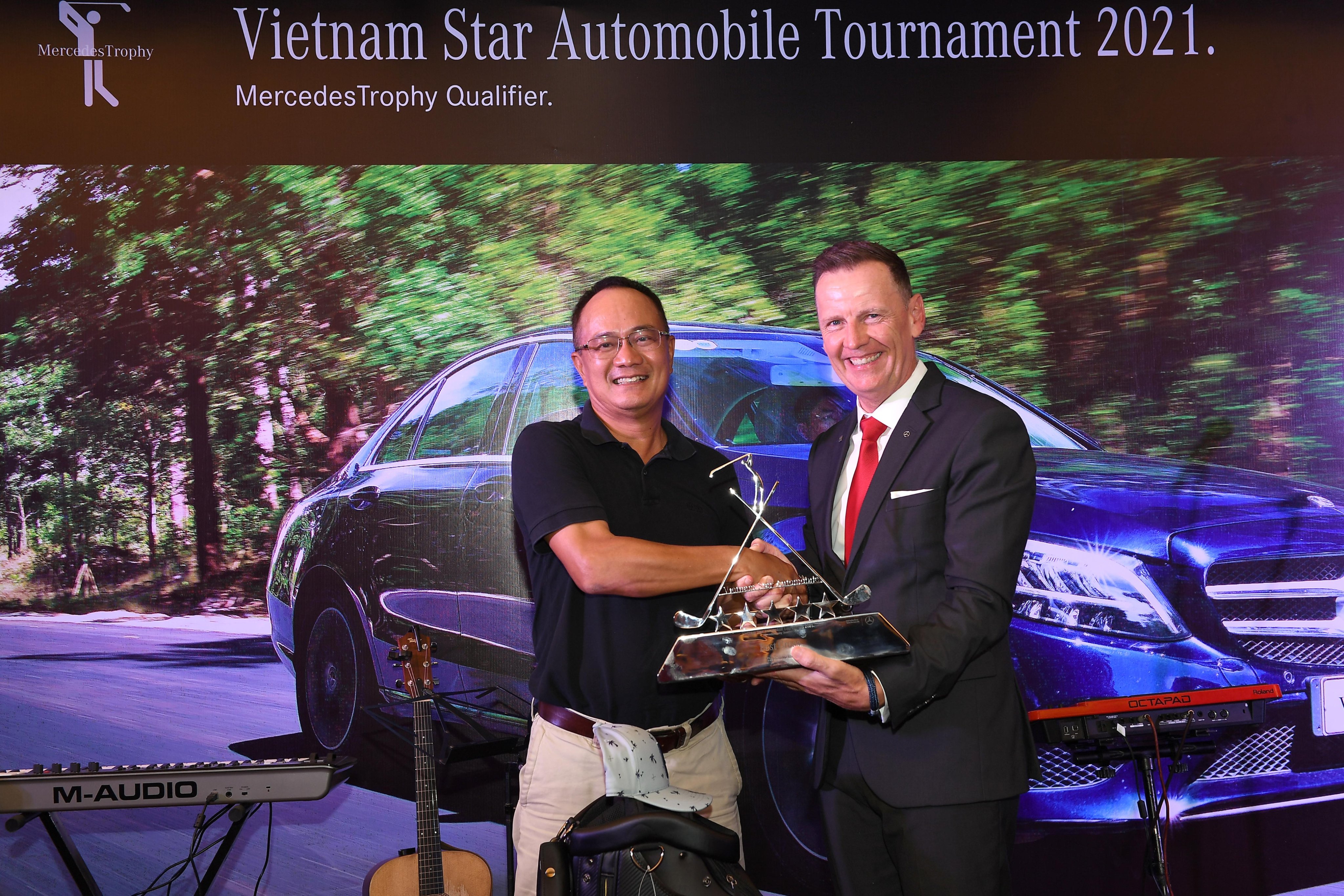 Tổng giám đốc Vietnam Star Automobile – ông John Lloyd White trao cúp và quà tặng cho Best gross golfer Trương Quốc Chí