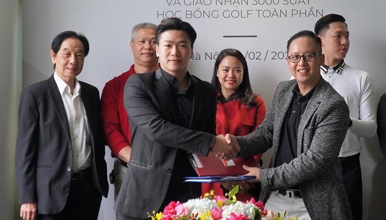 Ông Trần Khánh Duy (trái) - Giám đốc Thuận Thiên Foundation, trao 3000 suất học bổng cho VNCENTRE, đại diện bởi Ông Vũ Anh Long, nhà sáng lập học viện