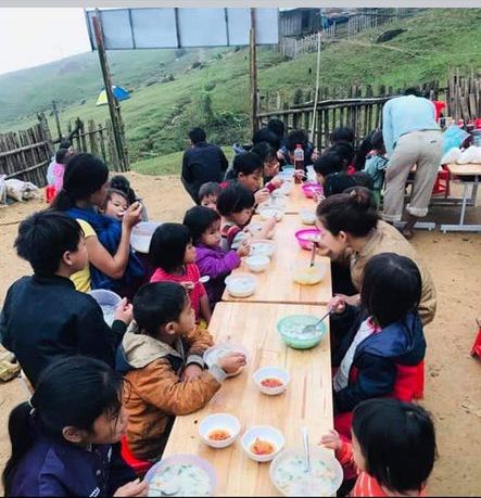 Hình hình họa "bữa cơm trắng nhân ái" nhập lịch trình bên trên xã Tak Pó trong đợt vào cuối tháng 2 của group thiện nguyệnẢnh: Facebook chị Thuần