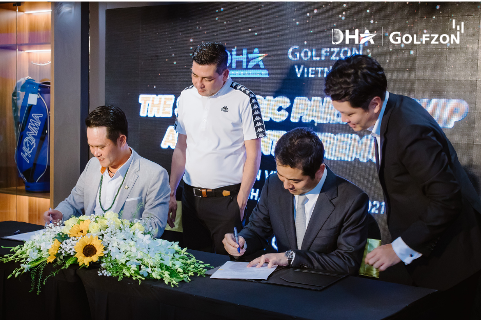 Văn bản hợp tác giữa DHA Corp và Golfzon Việt Nam được kí chính thức trong sự kiện khai trương.