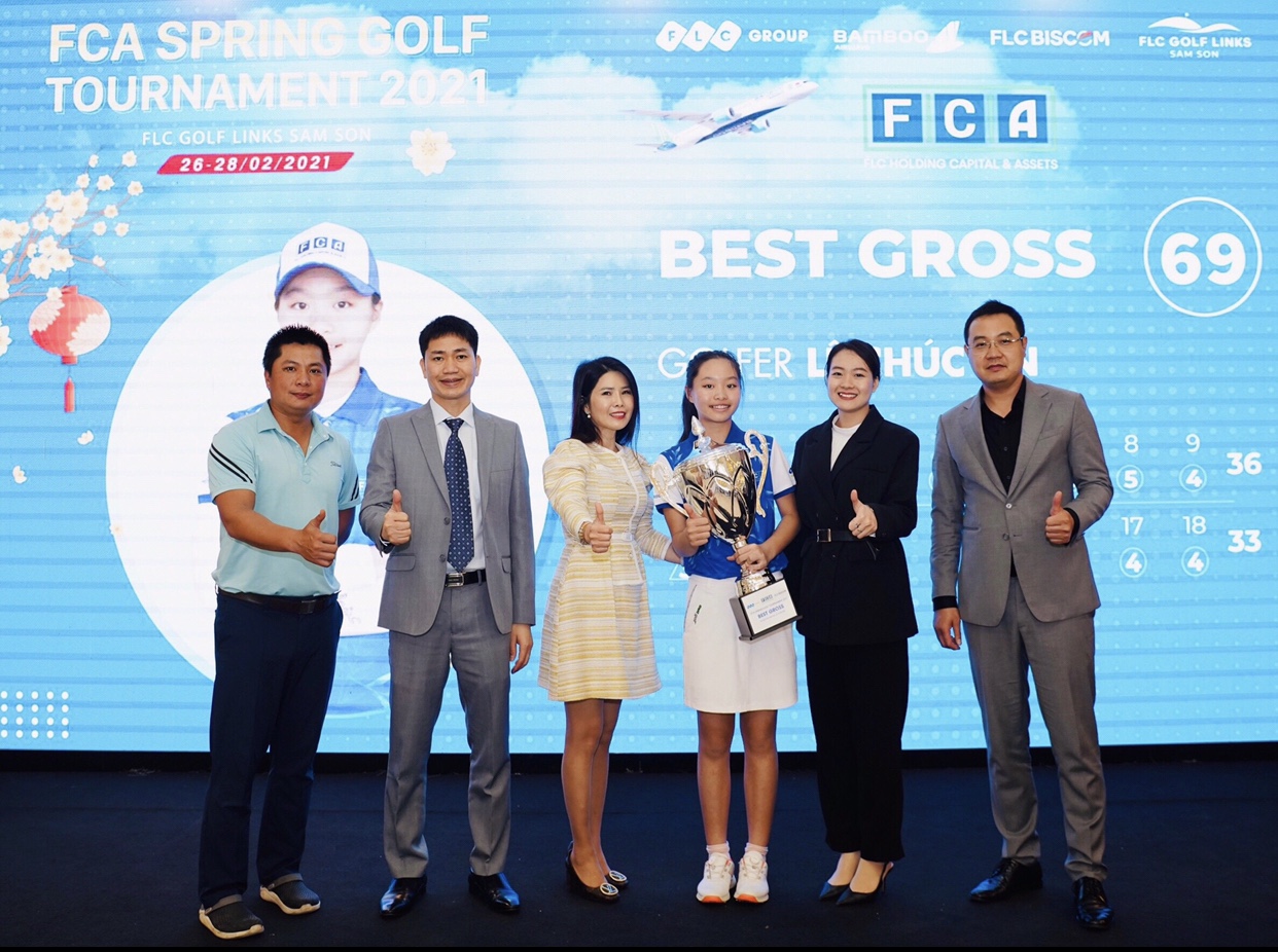 Các nhà tài trợ chụp ảnh cùng golfer Lê Chúc An
