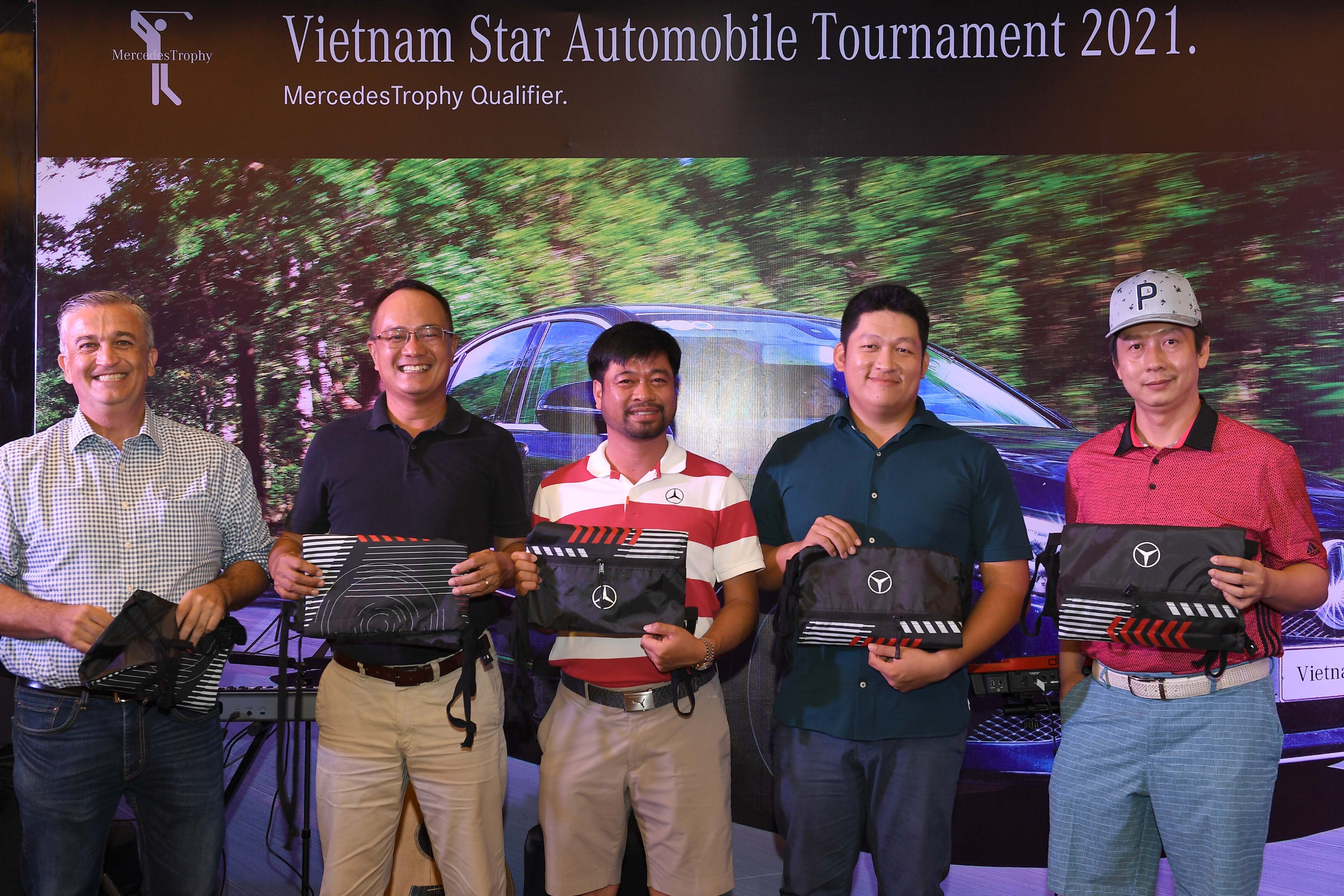 Ông Brad Kelly - CEO của Mercedes-Benz Việt Nam trao tặng 5 giải cho 5 khách hàng Mercedes-Benz với số điểm cao nhất bước tiếp vào giải MercedesTrophy Việt Nam Final 2021.