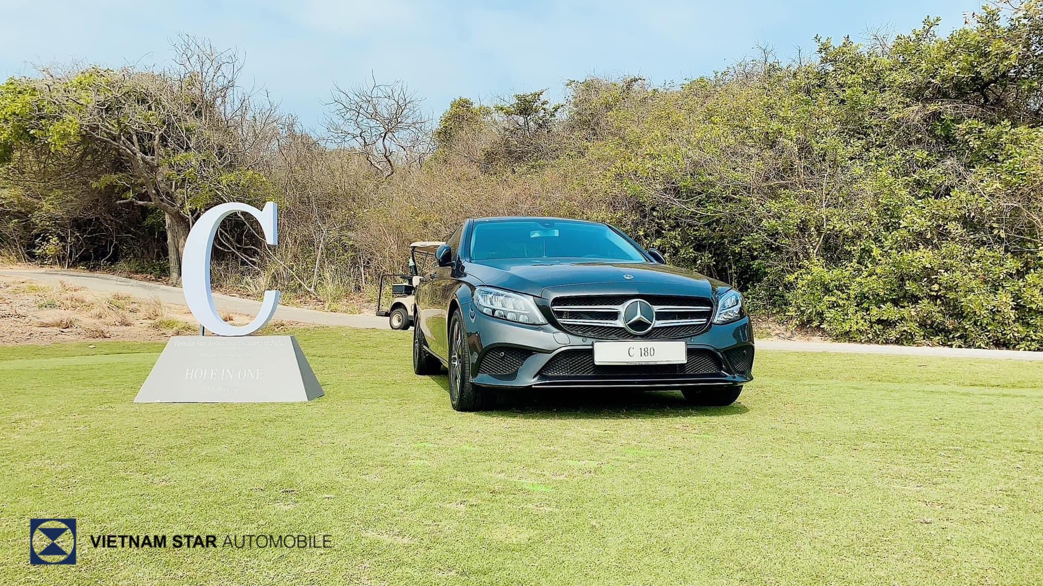 Giải thưởng đắt giá là một chiếc xe Mercedes-Benz dành tặng cho golfer đánh trúng Hole-in-One tại mỗi trận đấu trong suốt mùa giải.