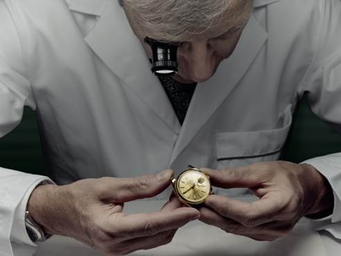 Tại các trung tâm Rolex World Service, mỗi chiếc đồng hồ đều được thợ đồng hồ kiểm tra tỉ mỉ và đánh giá trước khi được tiến hành bảo dưỡng.