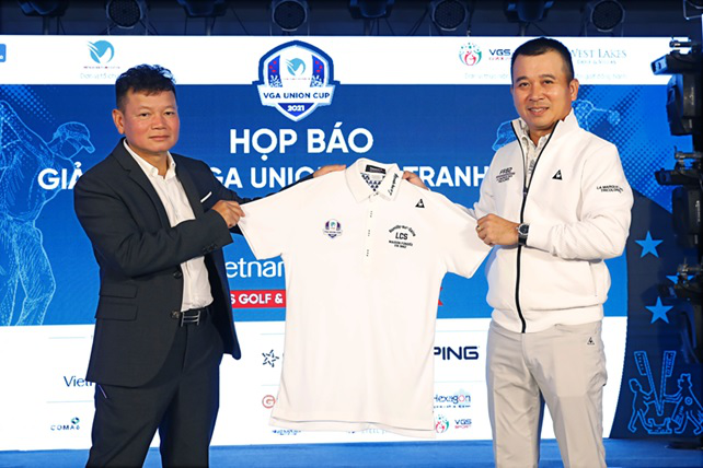 Đại diện nhà tài trợ (bên trái) trao tặng áo cho đội trưởng đội tuyển miền Bắc Đinh Hồng Phong