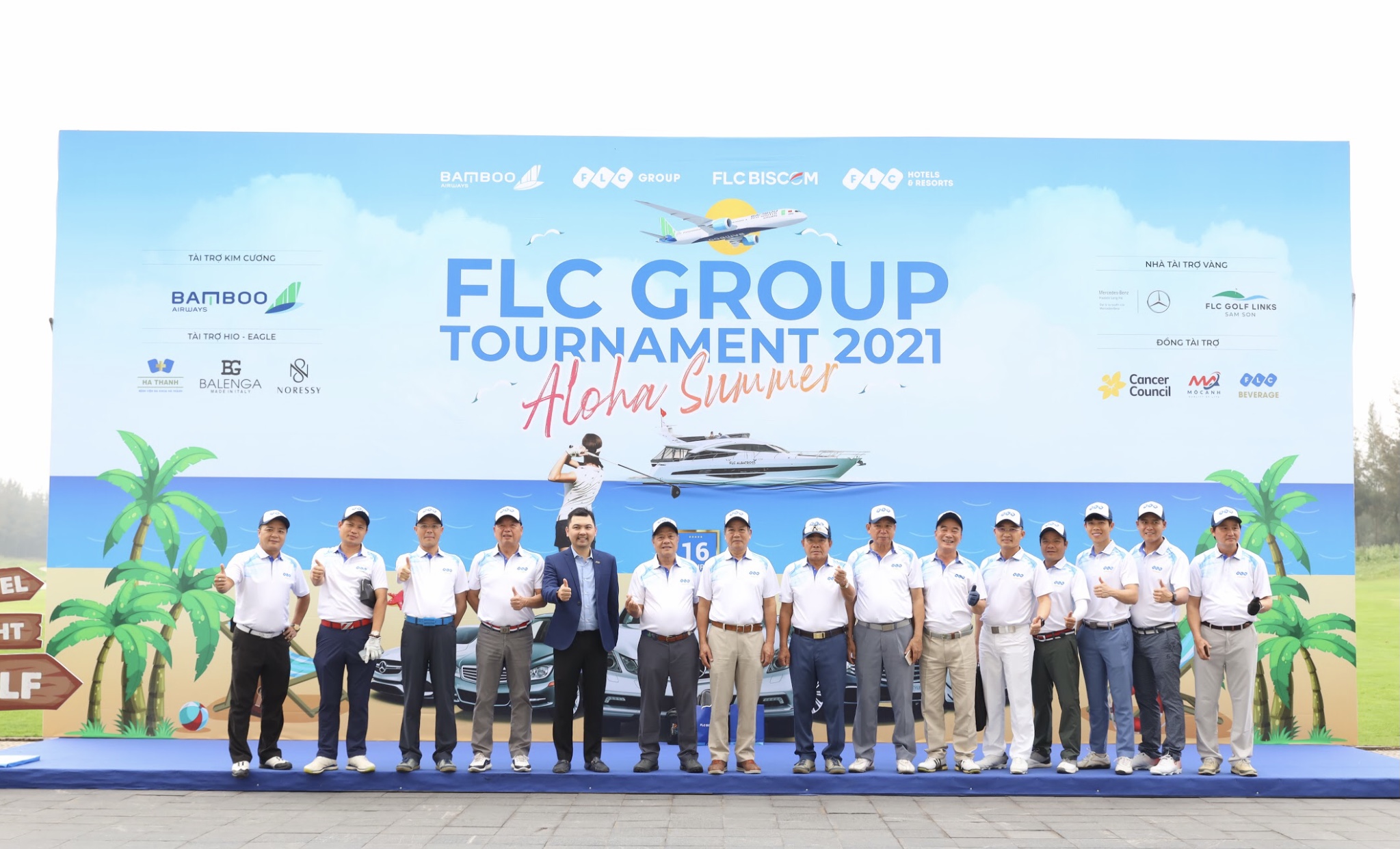 Ông Hồ Trần Tuấn – Giám đốc Điều hành giải chụp ảnh cùng với các golfer tham dự giải đấu