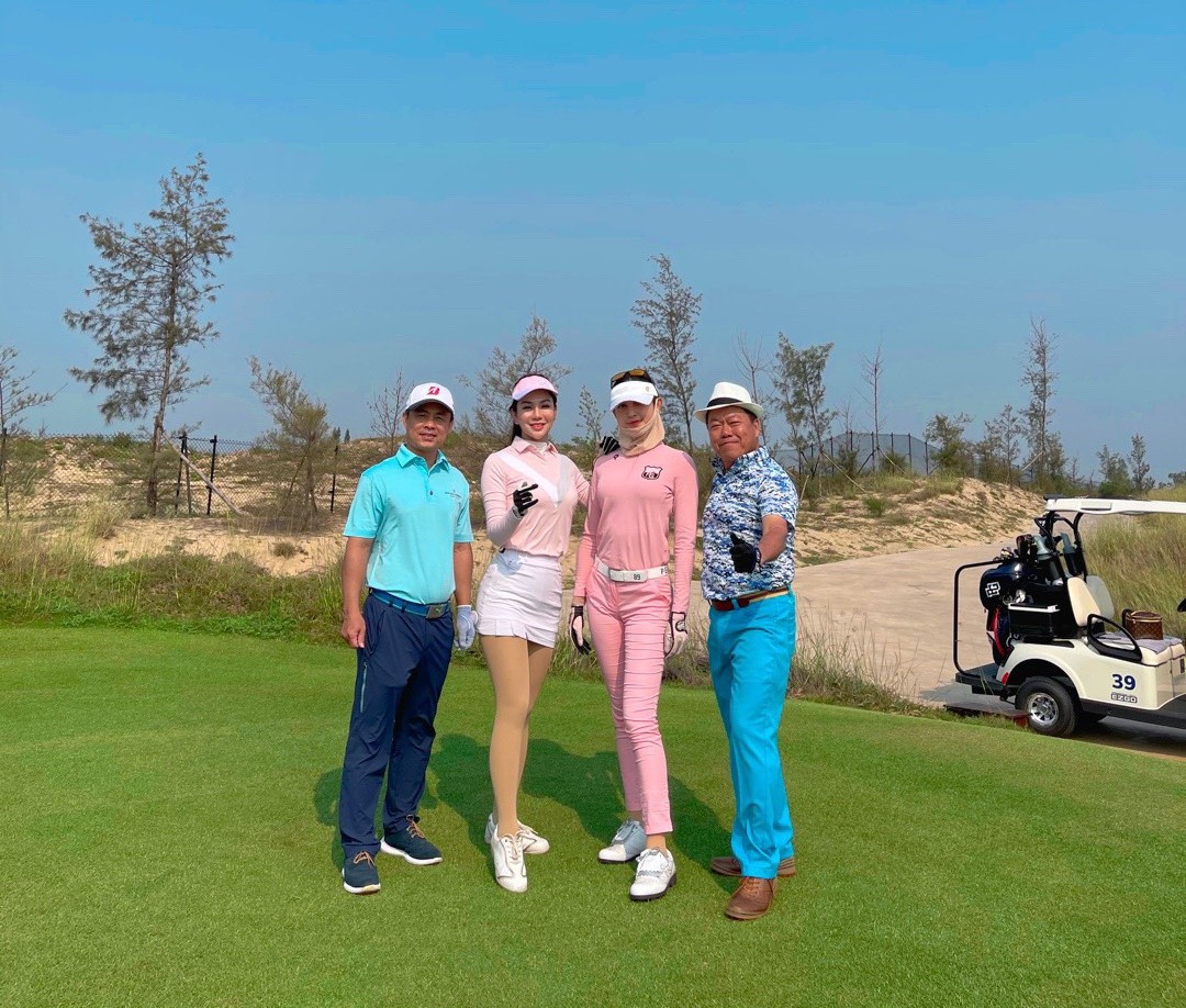 (từ trái qua phải) Phó Giám đốc sở DL Đà Nẵng Nguyễn Xuân Bình, Á hoàng Golf Queen Hải Anh, Á hậu Huyền My, Cựu CEO Samsung Vietnam Nguyễn Trọng Thăng