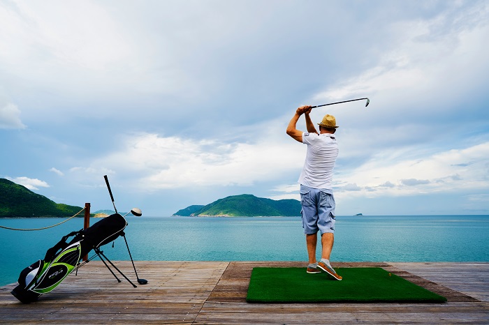 Dịch vụ đánh golf và cho cá ăn khá thu hút tại Six Sense Côn Đảo