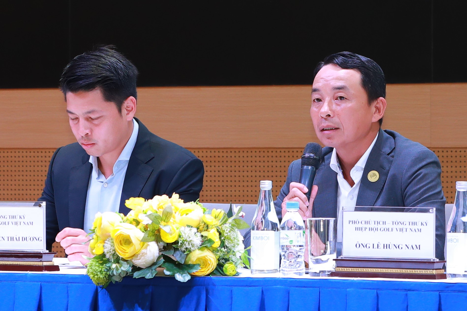 Ông Nguyễn Thái Dương, Phó Tổng Thư ký Hiệp hội Golf Việt Nam, Giám đốc giải đấu (trái)