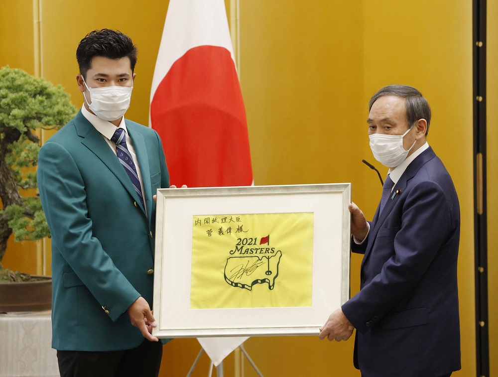 Hideki Matsuyama nhận giải thưởng từ Thủ tướng Nhật Bản Yoshihide Suga
